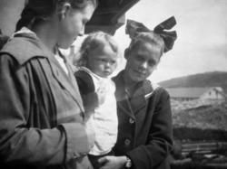 "Dutti, Hedvig og mig på ? veranda." Fra et fotoalbum tilhør