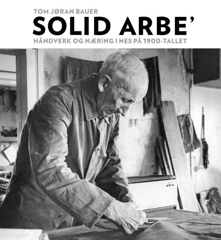 Bildet viser forsiden på Tom Jøran Bauers Solid Arbe. På bildet er det en mann som arbeider. Bildet er i svart/hvitt.
