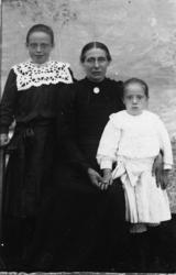 Atelierportrett av Hanna Sebergsen f. 1872, Haldis Jensen f.