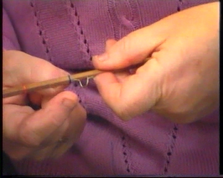 Garmann Holen lagar fiskestong. 
13.03.2000: Handtak, holkar
15.03.2000: Laging av bøylar. Surring, lukking.
Lengde: 00.00-35.07.