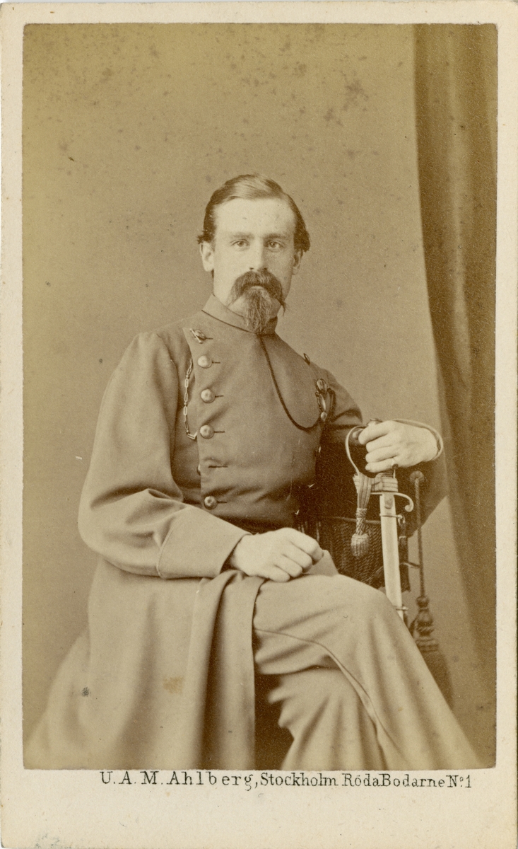 Porträtt av Johan Robert Mauritz Hallman, officer vid Fortifikationen.

Se även bild AMA.0002381 och AMA.0009443.
