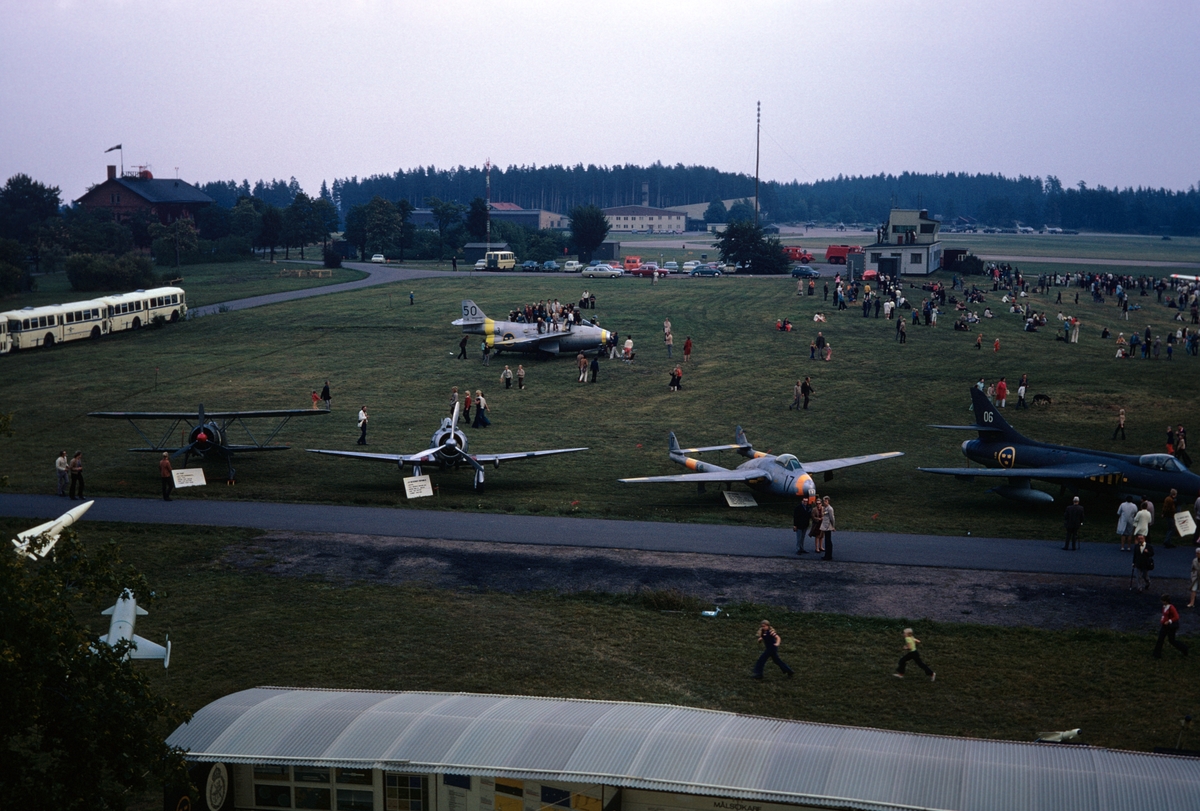 Flygdagen på Malmen den 10 september 1972. Publik och utställning på flygfältet. Bildserie.