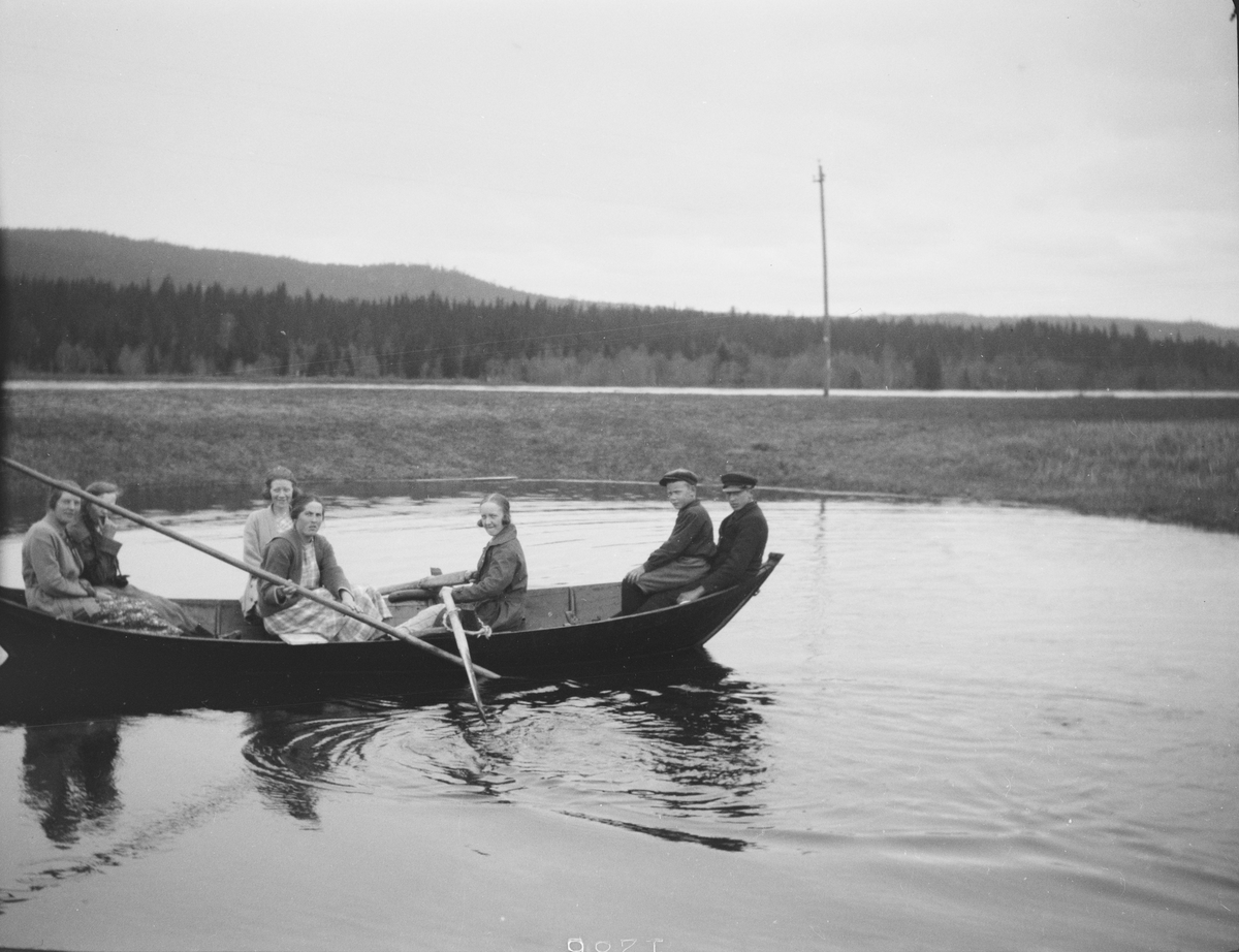 Ola Rustad, Ola Sveen, Helene Rustad, Johanne Nøtsel, Anne Rustadmoen, Inger Granli i en båt