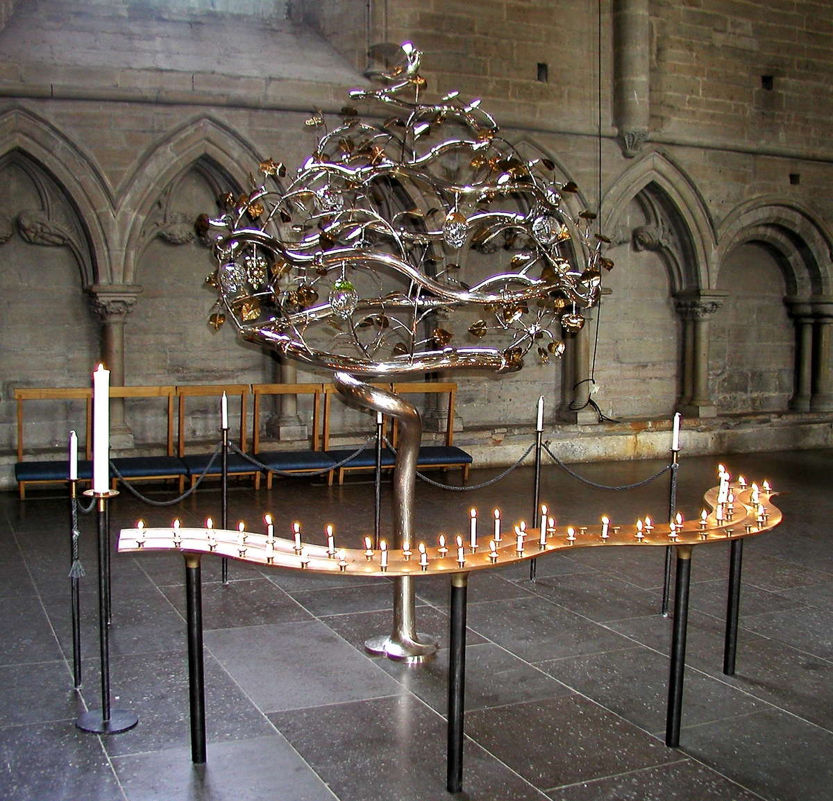 Livets träd, en skulptur i silver, guld och glas av konstnären Carl Gustav Jahnsson, fullbordad av silversmeden Jan Ostwald och arkitekten Torbjörn Vogt. Skulpturen finns i domkyrkan.