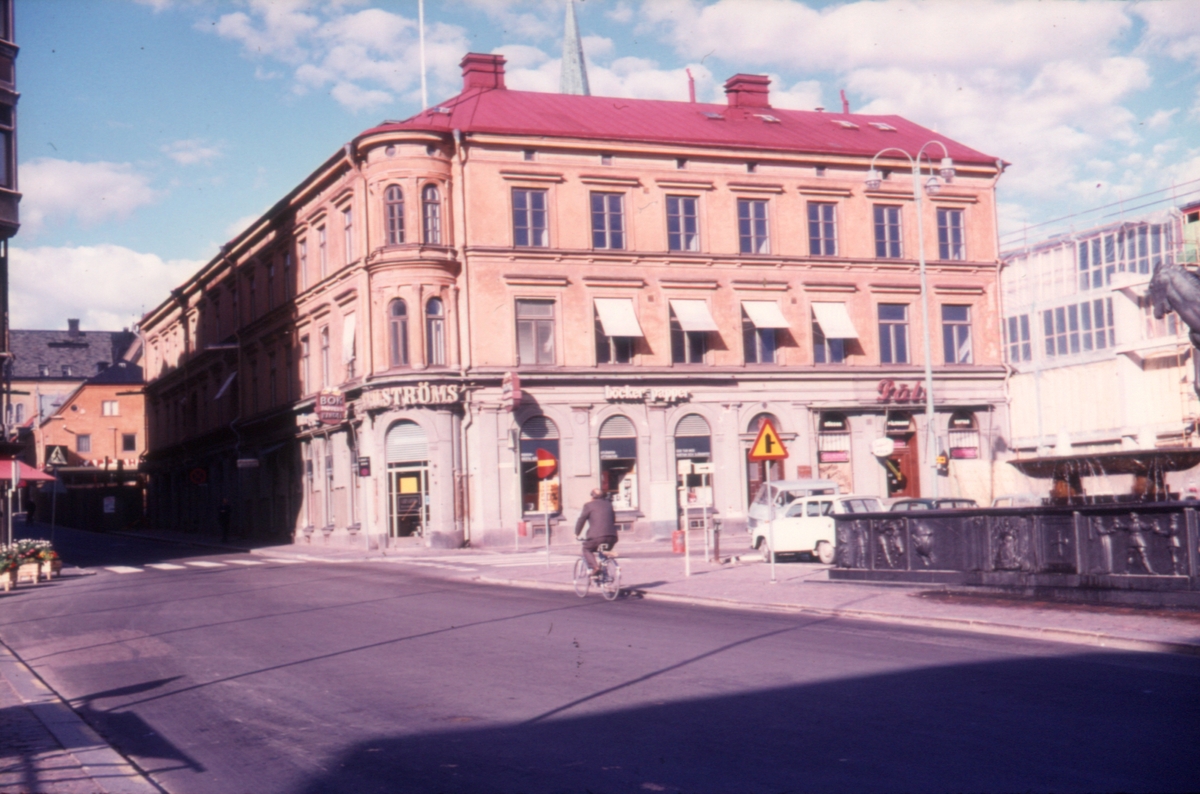 Orig. text: Stora torget, Storgatan.

Sahlströms bokhandel. Byggnaden är från 1877, ritningarna och uppförandet svarade byggmästare P J Björn för.