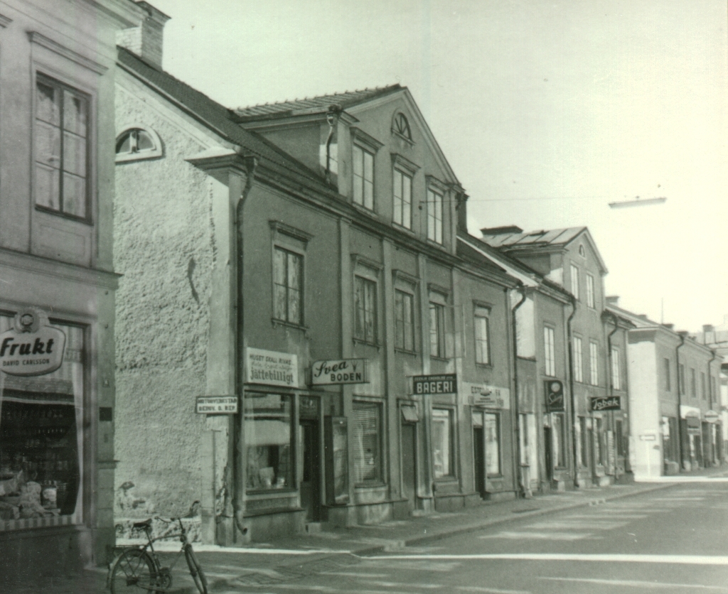Storgatan sedd västerut. Inför rivningen av affärsbyggnader innehållande bl. a. Cecilia Engholm bageri, Svea boden.