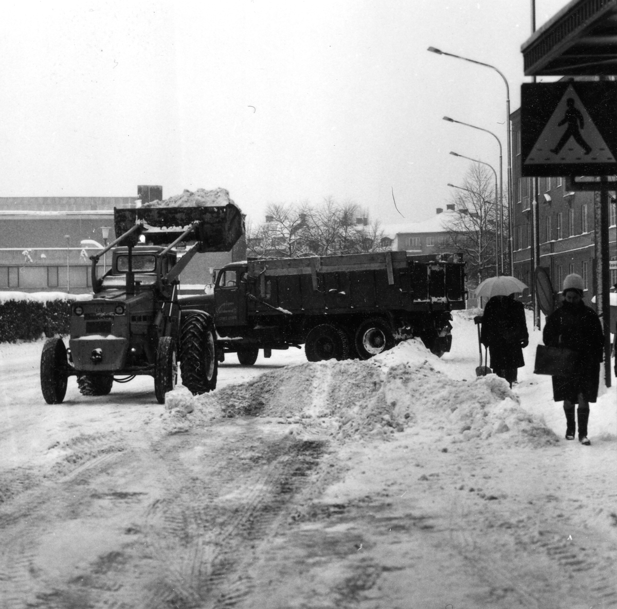 Orig. text: Vinterväghållning.

Snöröjning på Vasavägen i närheten av korsningen med Gråbrödragatan. Till vänster i bild ses länsmuseet.