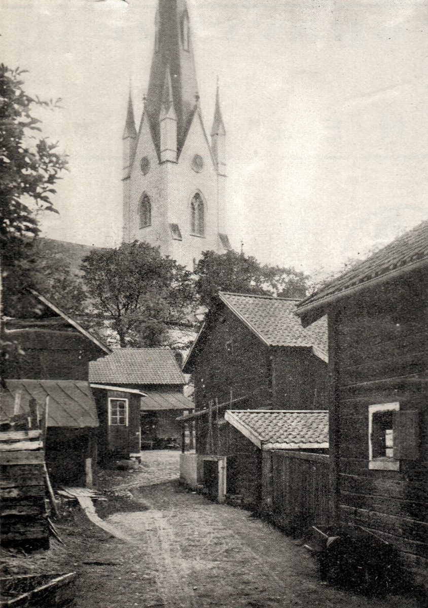 Bilden visar innergården till Biskopens gård.
Bilden är monterad på ett albumblad. Orig. text till bilden: Parti från biskopens stallgård med domkyrkan i bakgrunden.