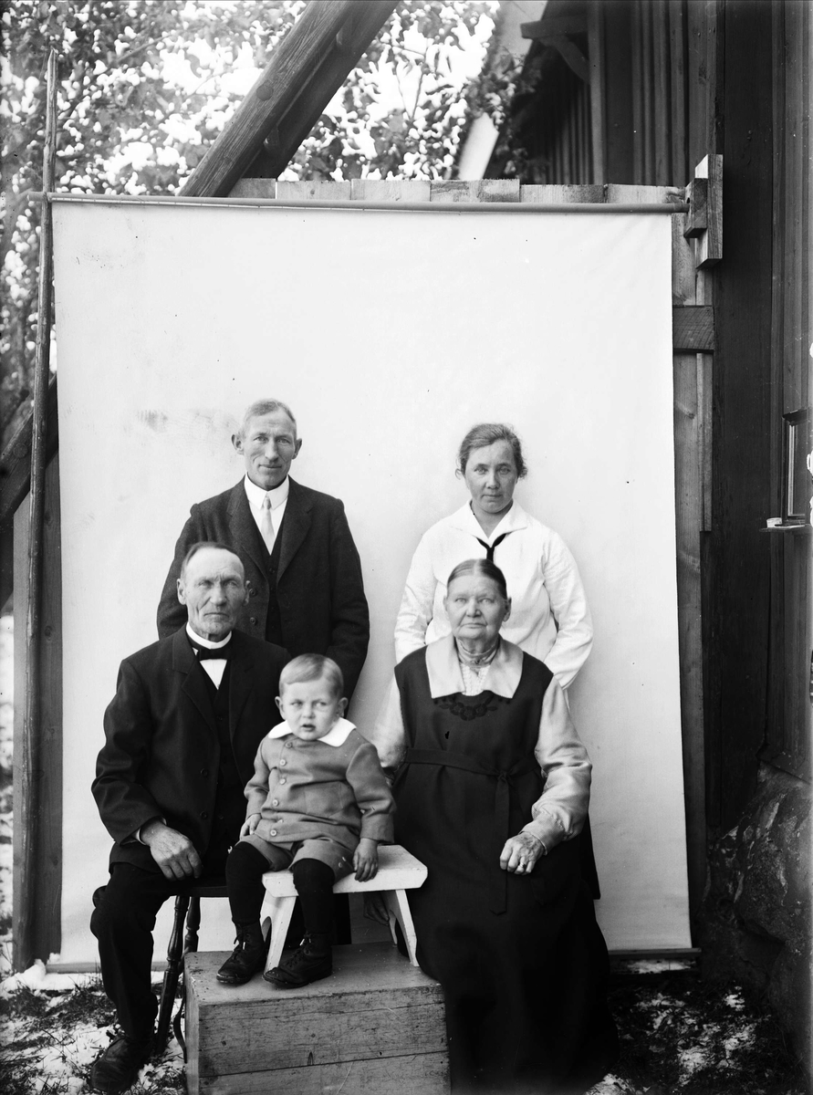 "Familjerna August och John Alinder Sevasta", Altuna socken, Uppland 1926