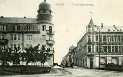 Postkort med motiv fra Trondhjemsvegen på Gjøvik. Sendt 03.1