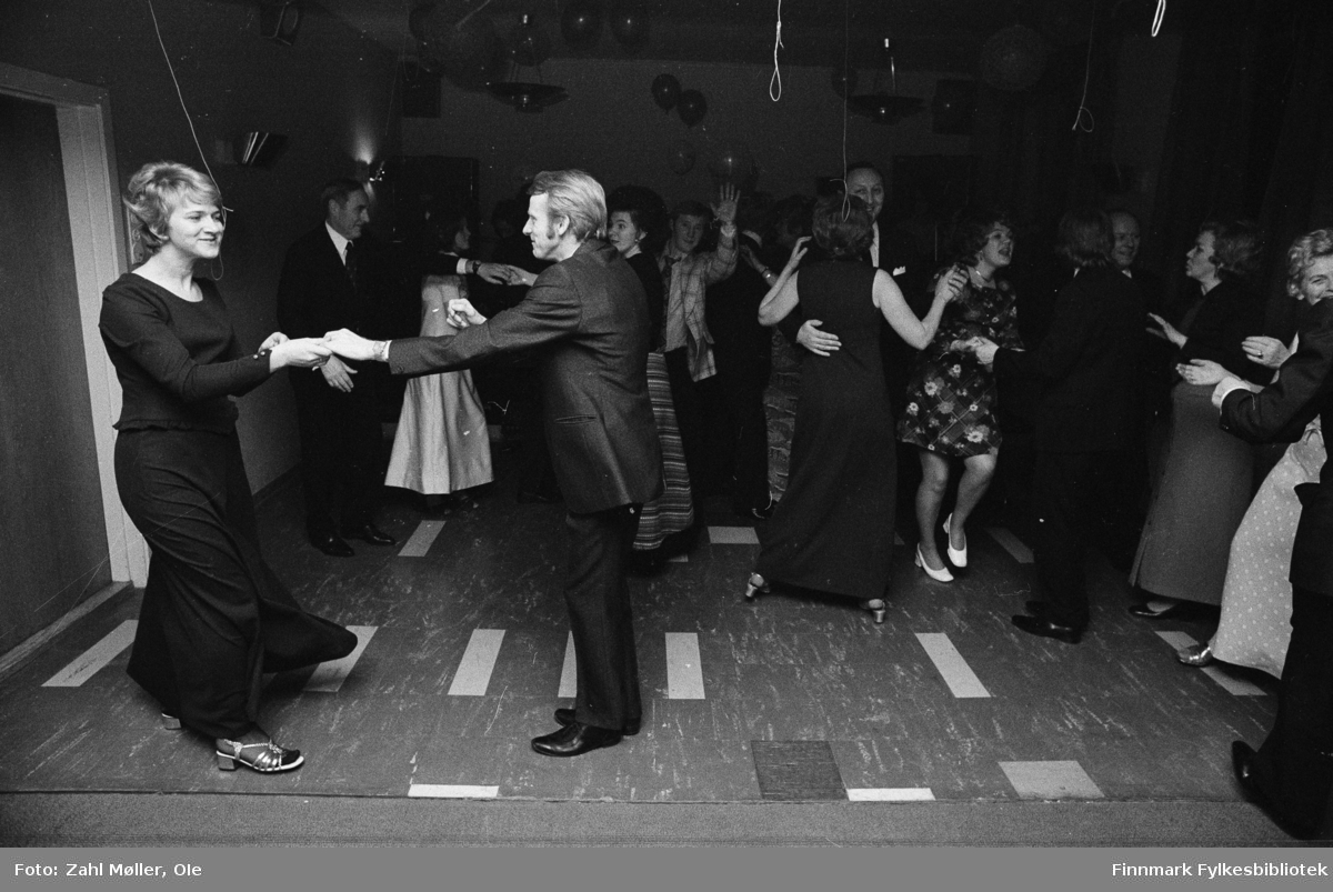Vadsø, November 1970. Bankfesten. Dans.
