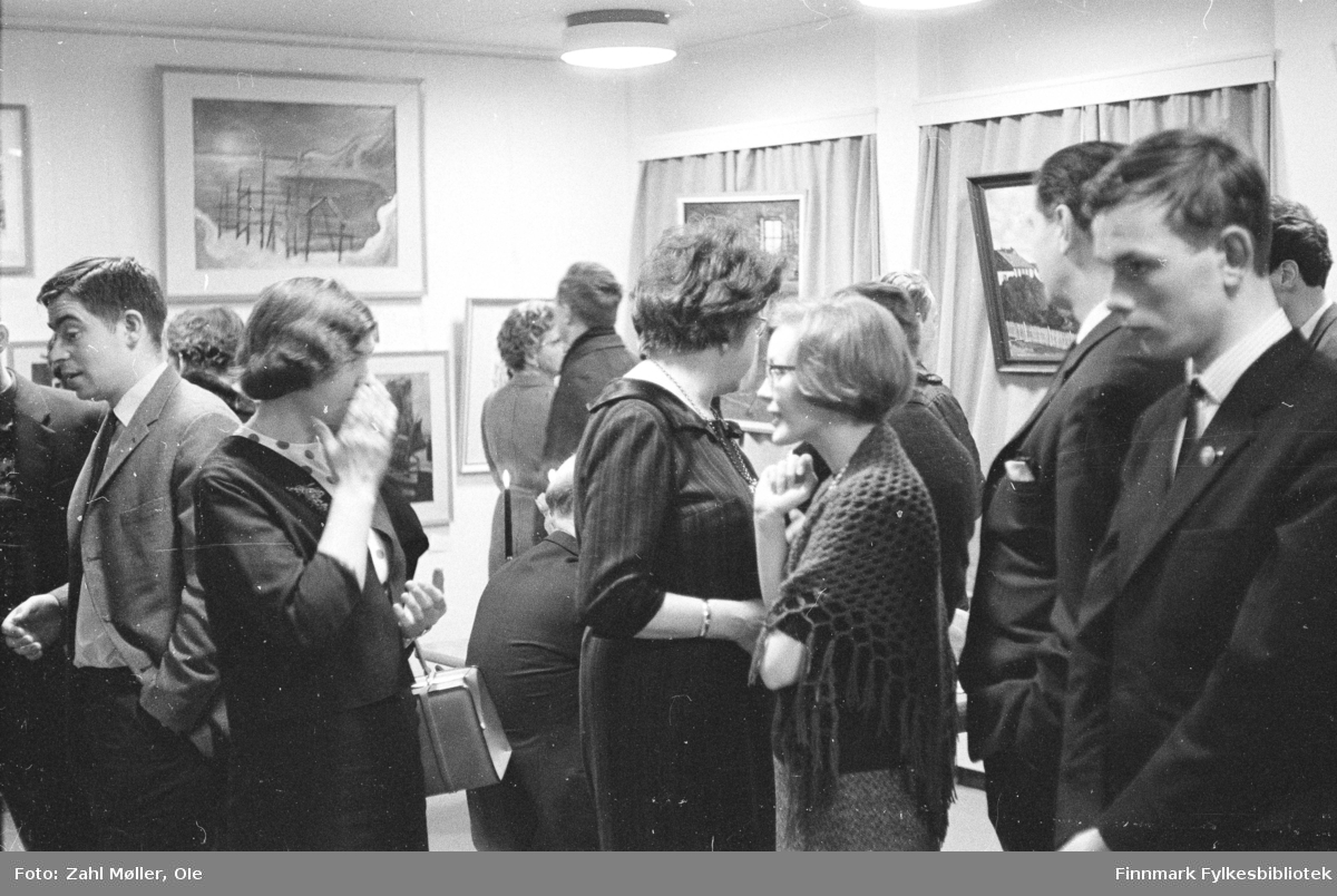 Vadsø 1967, Vadsø Kunstutstilling. Publikum på utstilling.