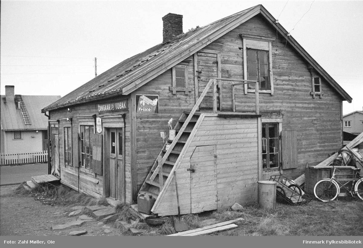 Vadsø, oktober 1969. Gammelt butikklokale med originale butikkskilt.
