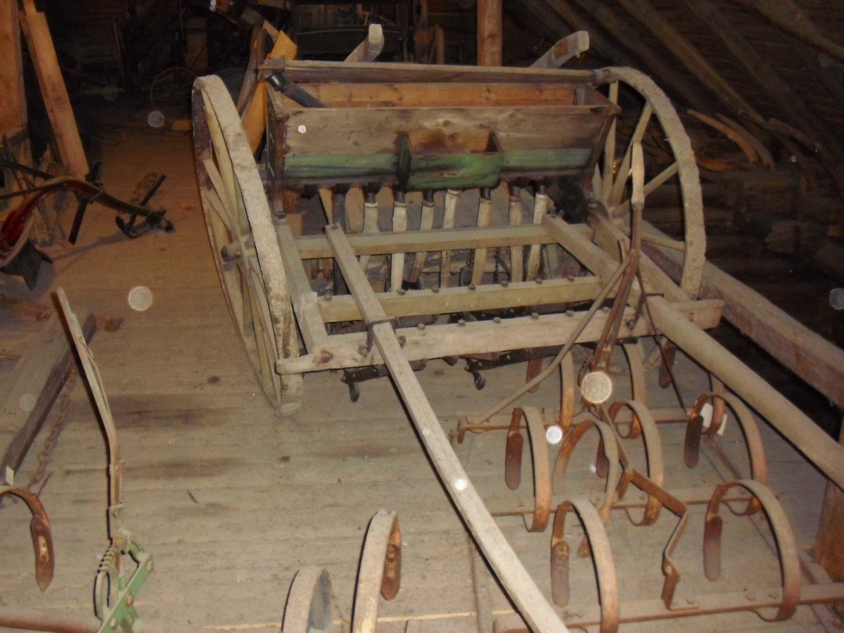 9 sålabber. Såkasse av tre med jernbeslag. Trehjul. 