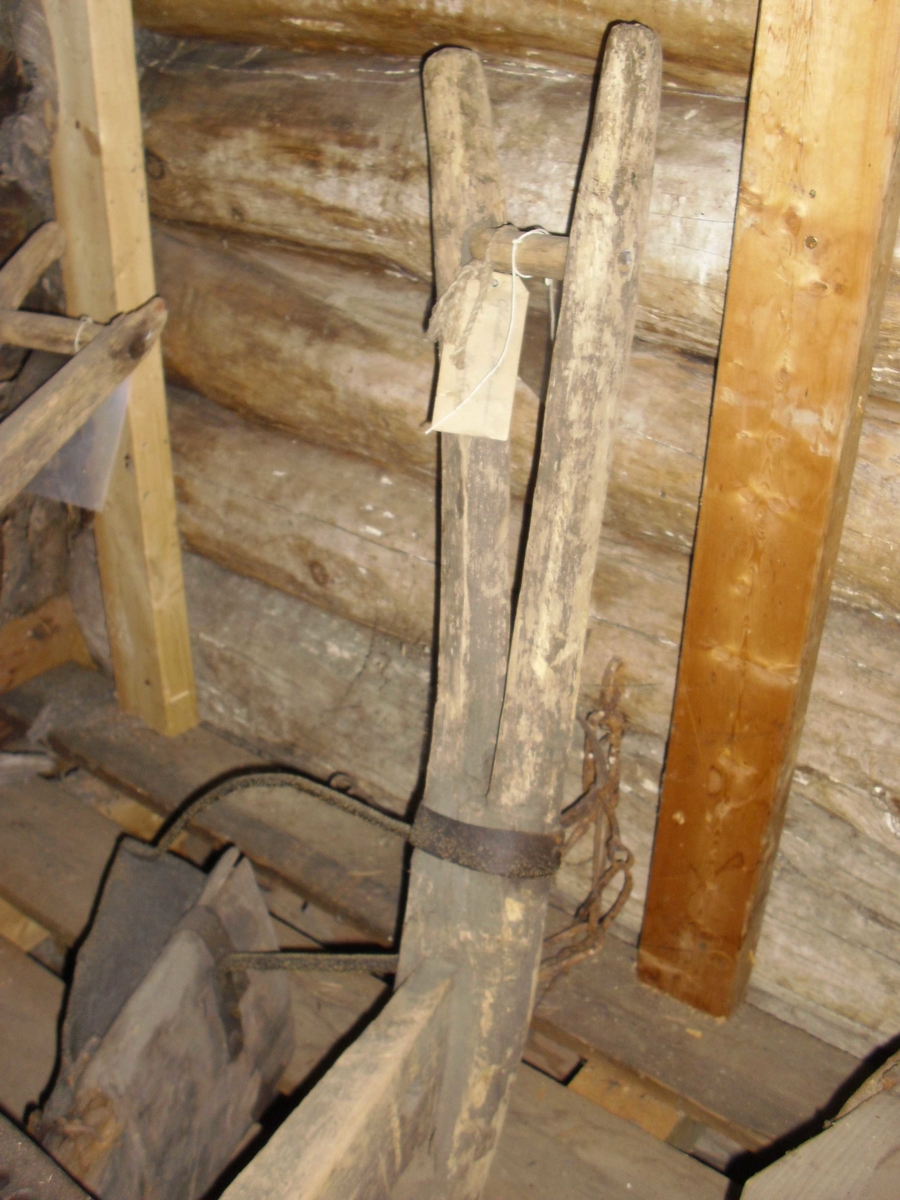 Plog med bukkehornstyre, skjær av tre - belagt med jern. 