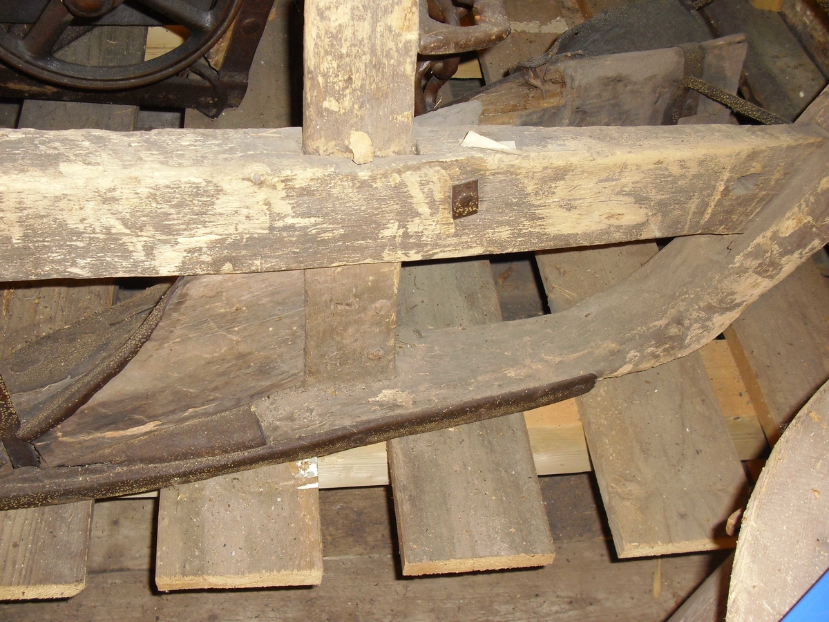 Plog med bukkehornstyre, skjær av tre - belagt med jern. 