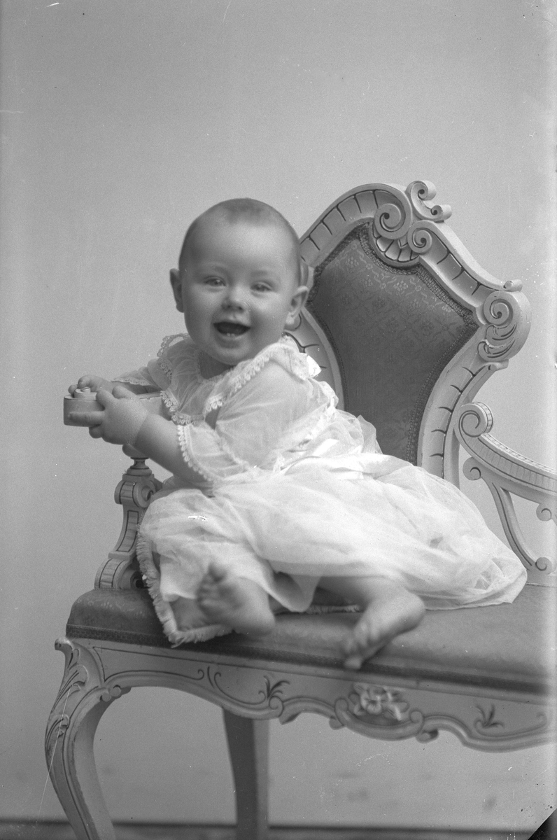 Porträtt från fotografen Maria Teschs ateljé i Linköping. 1906 alt. 1912. Beställare: Anderson.