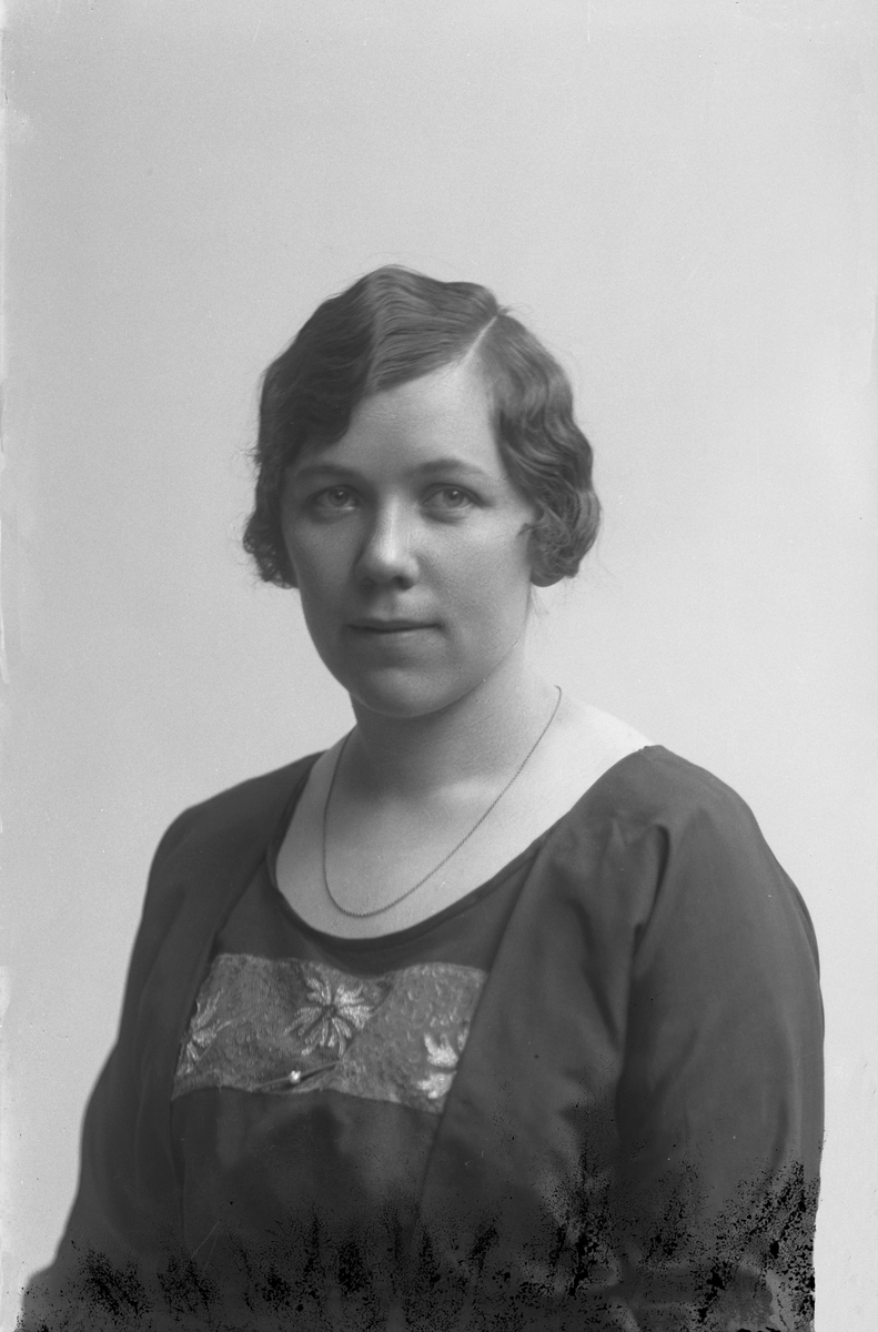 Porträtt från fotografen Maria Teschs ateljé i Linköping. 1912. Beställare: Ingeborg Axelson.