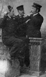 Atelierportrett av tre menn. Bernhard Opphaug, Fredrik Isaks