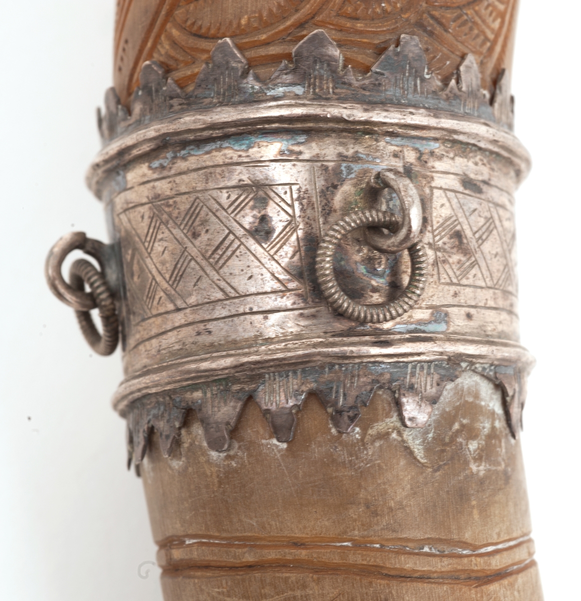 Stashorn. Skåret dekor på horn med graverte sølvbeslag