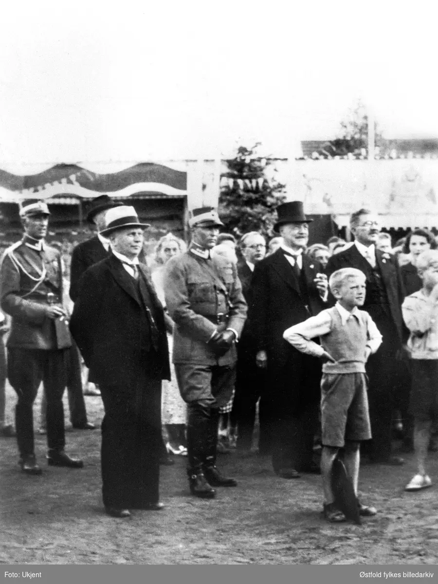 Mosseutstillingen i 1937 på Skarmyrfjellet. Ordfører Nils Gjerseth, kronprins Olav, hovedkomiteens formann Helly  Hansen jr..