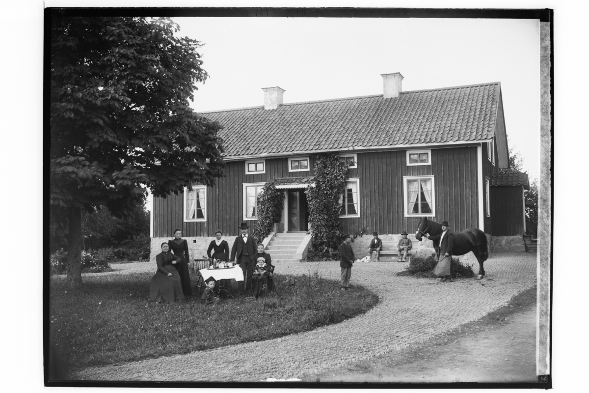 Tvåvånings bostadshus,11 personer och en häst
Ferdinand Carlsson.