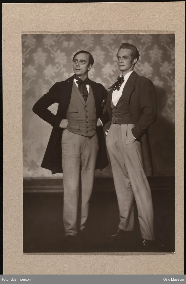 dobbeltportrett, menn, skuespillere, rollebilde, Lind og Falk i "Kjærlighetens komedie på Nationaltheatret, stående helfigur, kostymer