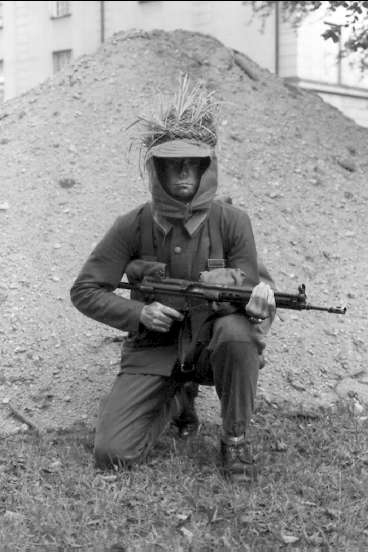 Fältutrustad jägarsoldat, uniform m/59 och AK 4.