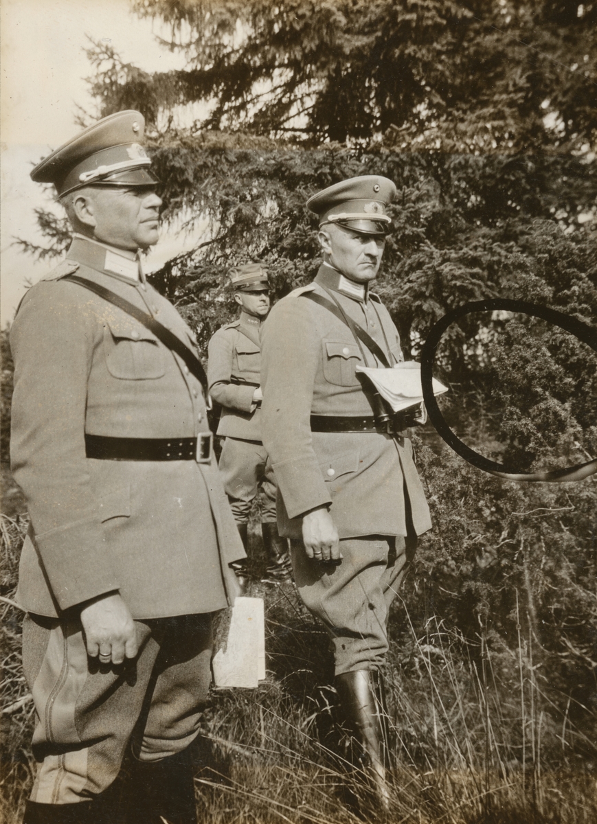 Tyska officerare på besök hos stridsvagnskursen vid Göta livgardes stridsvagnsbataljon. Major Guderian till vänster.