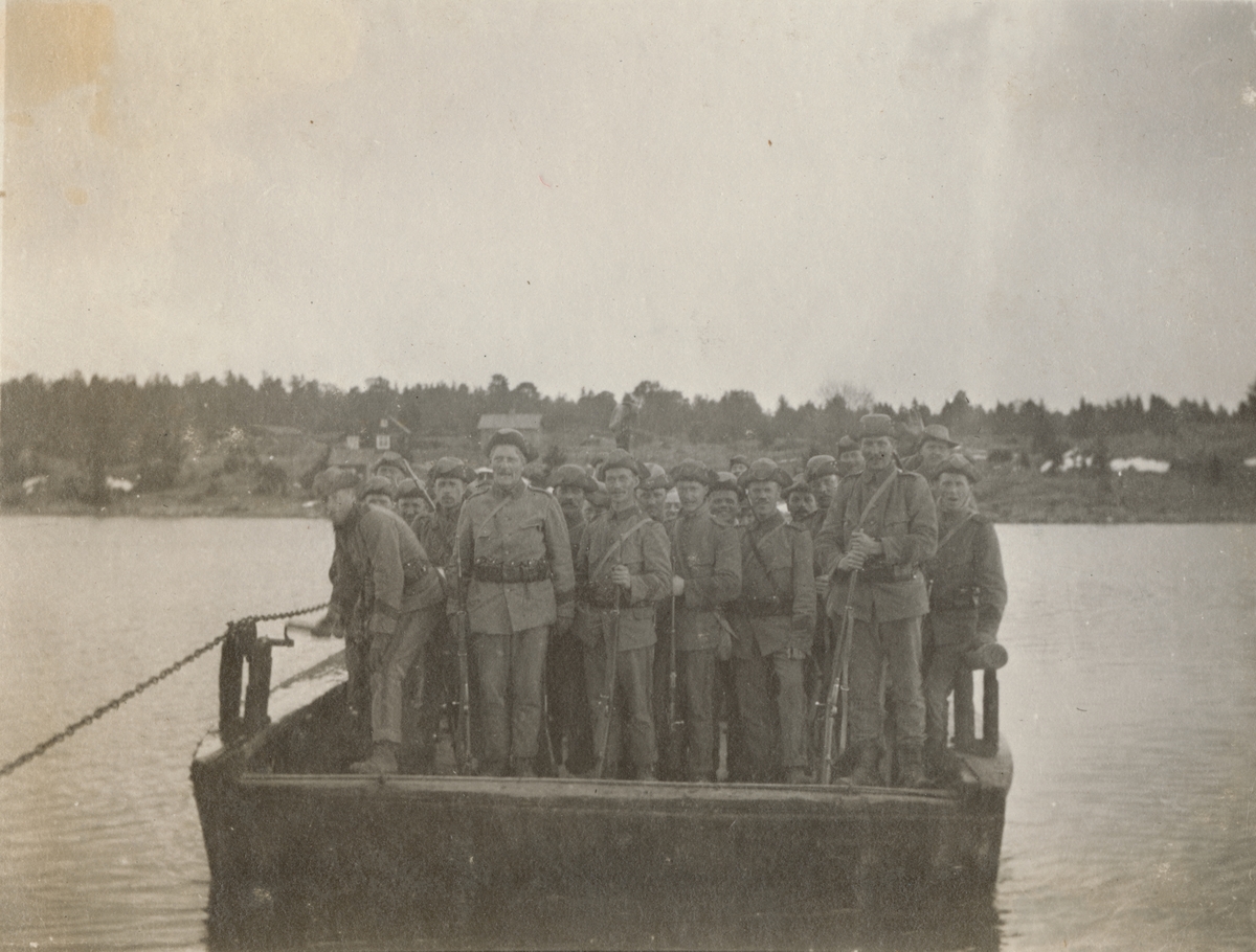 Korsning av vattendrag med färja. Soldater från Göta livgarde I 2 samlade för gruppbild.