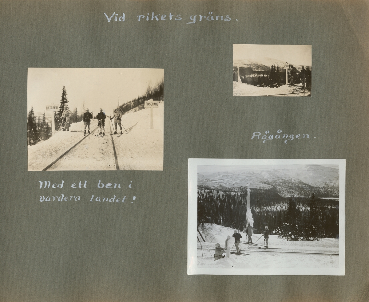 Landsgränsen mellan Sverige och Norge. Fyra soldater på skidor står på järnvägsrälsen mellan gränsskyltar. Rågången bakom soldater fortsätter genom dalen till berget på motsatta sidan.