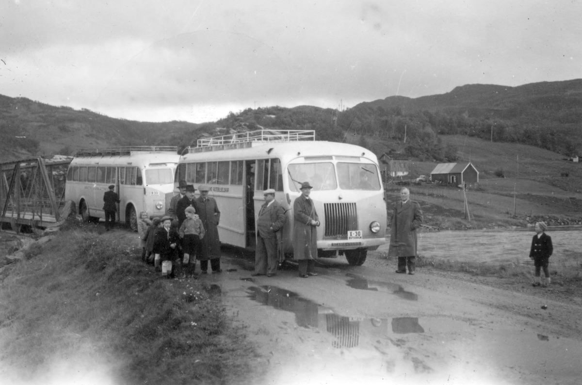Bussene X-30 og X-33 ved Straumen i Kvæfjord.