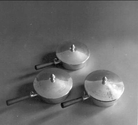 3 st silverkarotter: hederspriser för framgångsrikaste deltagande i hinderlöpningar 1928, 1929 respektive 1930.
