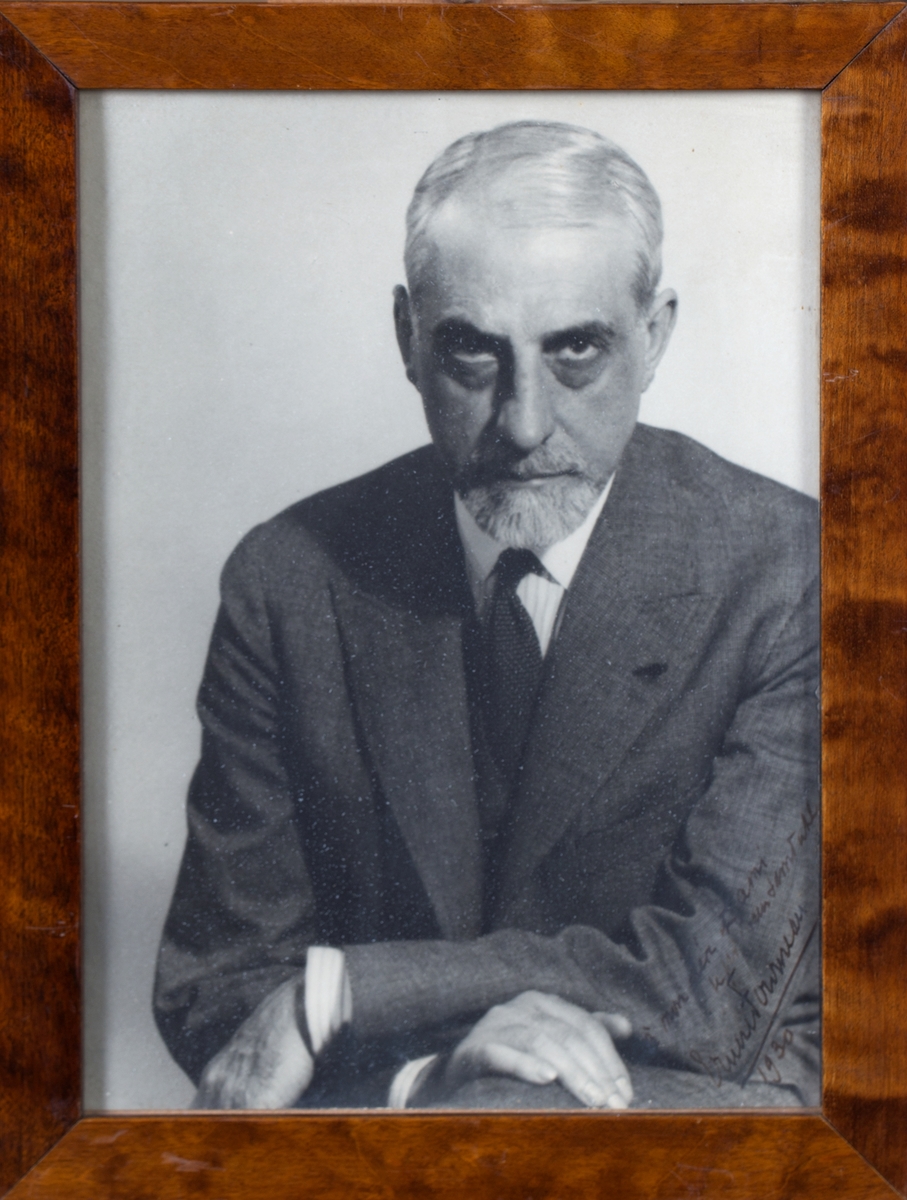 Portrett av den fransk professoren Ernest Fourneau tatt av Ray Man rundt 1930.