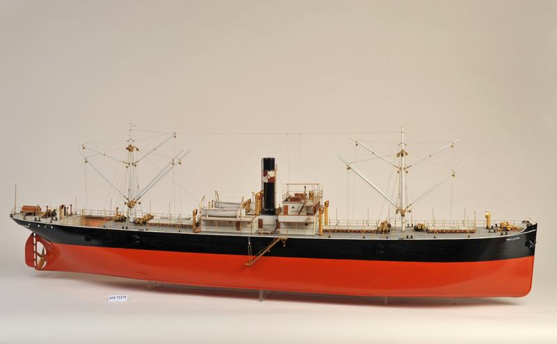 Skipsmodell av dampskipet D/S 'Troldfos', svart og rødt skrog, en skorsten. (Foto/Photo)