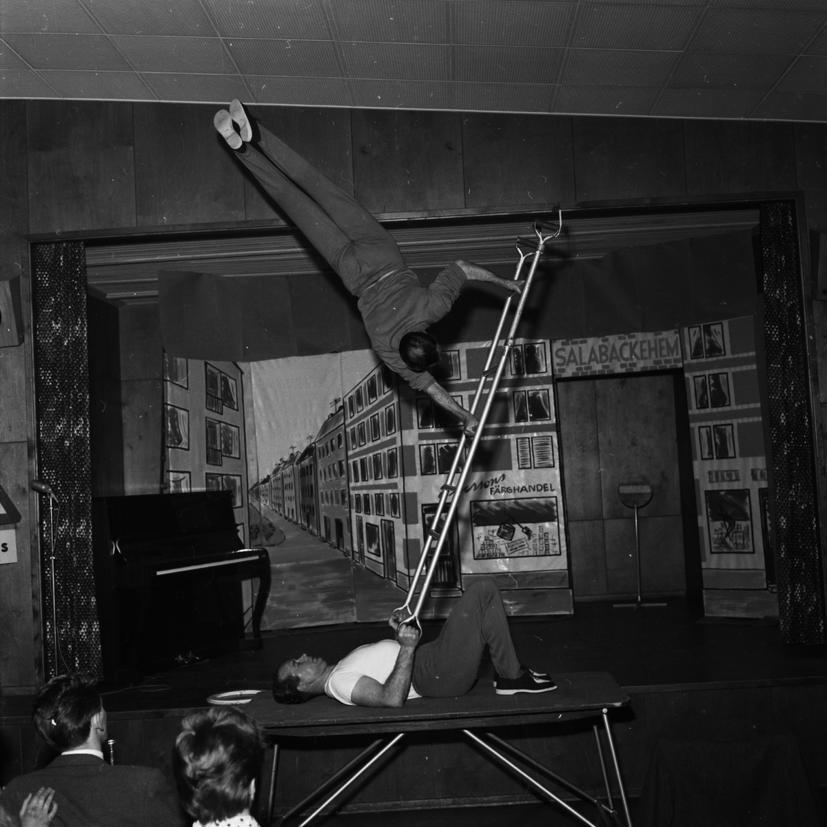 Två akrobater uppträder på en scen, samlingslokalen Arken, Uppsala.