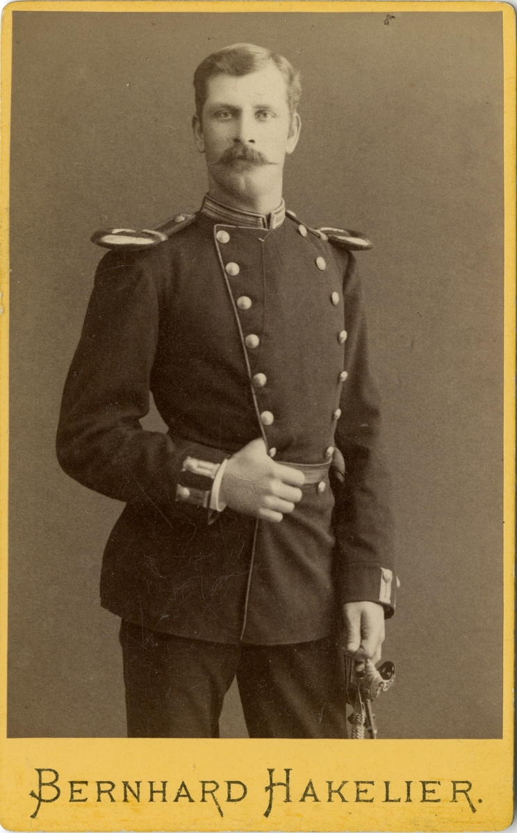 Porträtt av Erik Harald Bergenström, löjtnant vid Gotlands nationalbeväring.

Se även bild AMA.0006890.