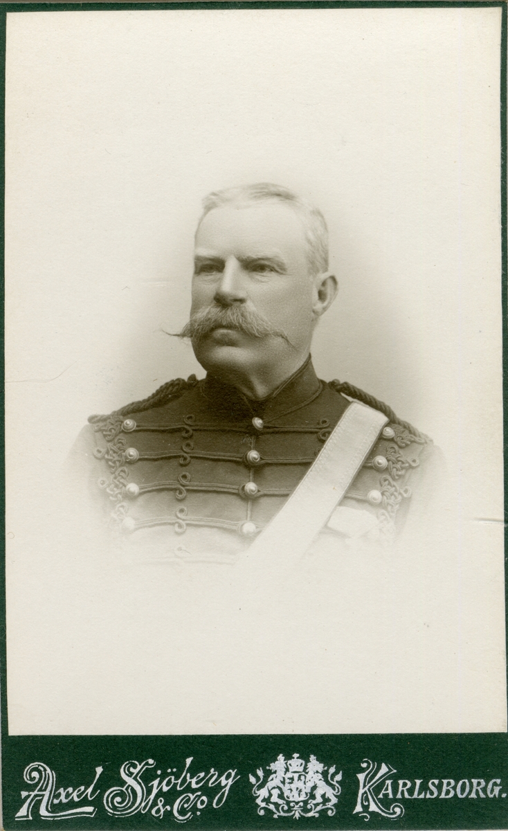Porträtt av Alfred Mohme, styckjunkare vid artilleriet.

Se även bild AMA.0009758.