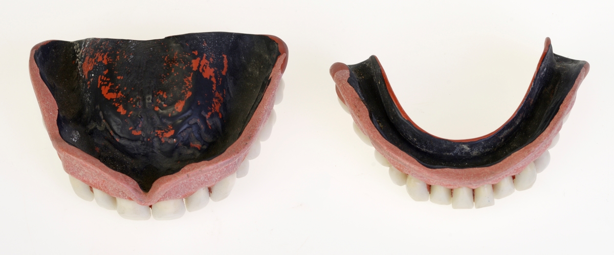 Tannprotese laget av kautsjuk og tenner av porselen.