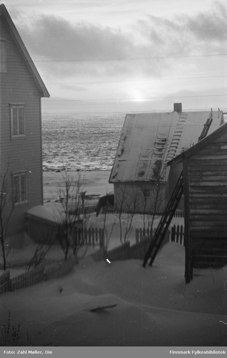 Vadsø-bilder fotografert av Ole Zahl Mölö. Vadsø 1968. Serie bilder med Statsbygg, Vadsø kirke, Frelsesarmeens hus, Gamle hus (1967) og andre hus (januar 1970).