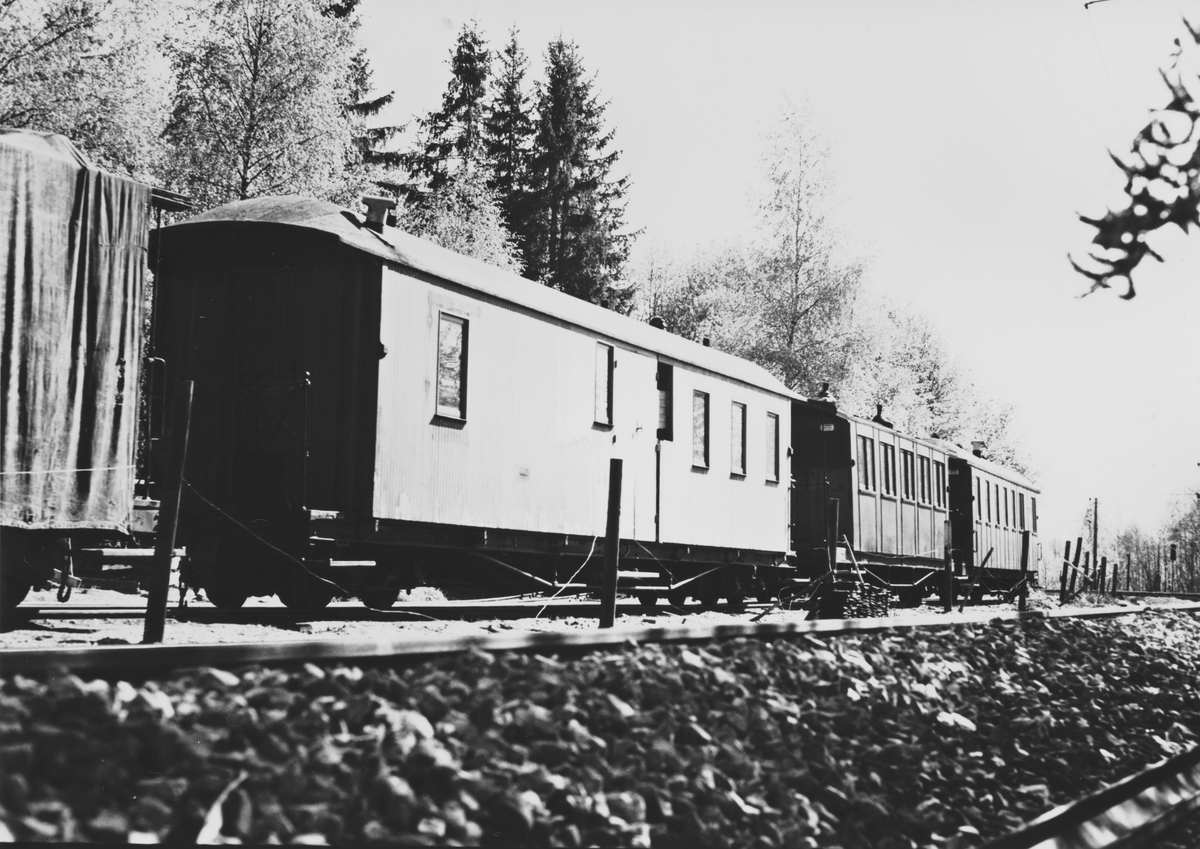 Museumsbanen Urskog-Hølandsbanens personvogner står driftsklare utendørs på Bingsfoss stasjon.