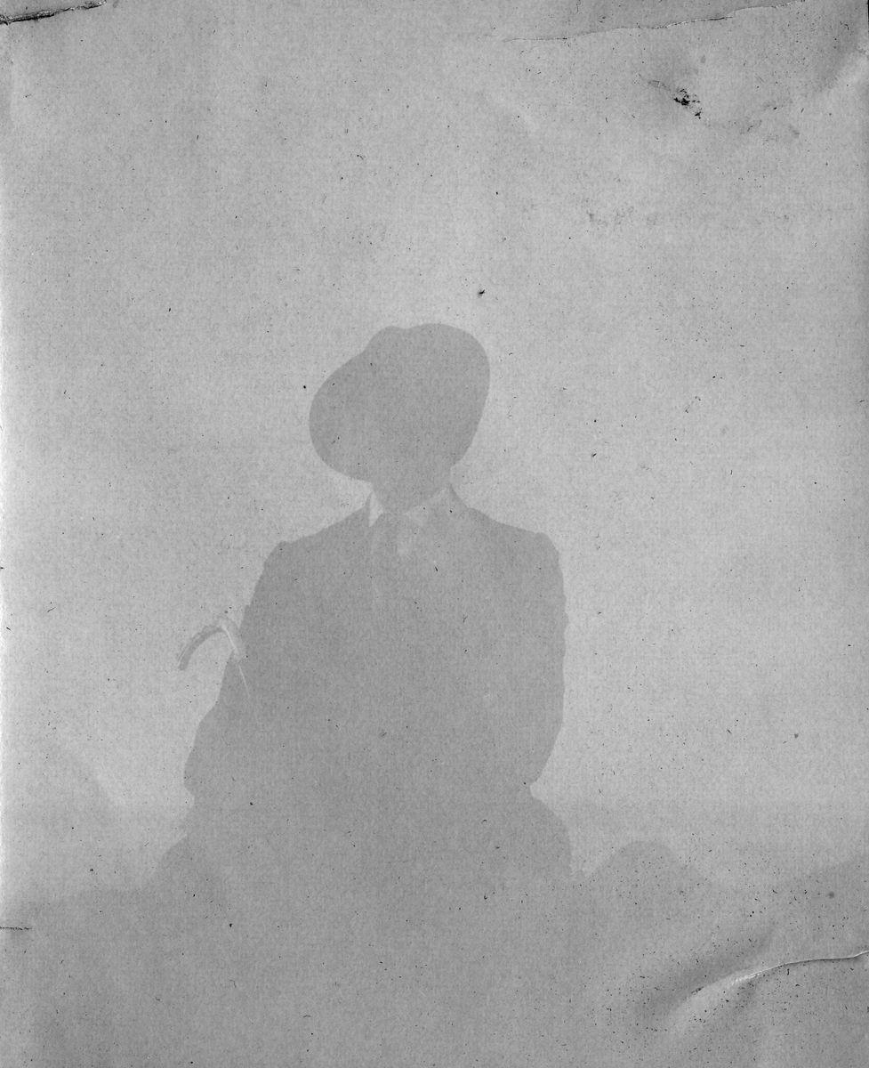 Løytnant E.Røren på tur med Ranghild og Torgunn Gundersen. Bildetekst"Vårbjerget 1916. Skagentur til