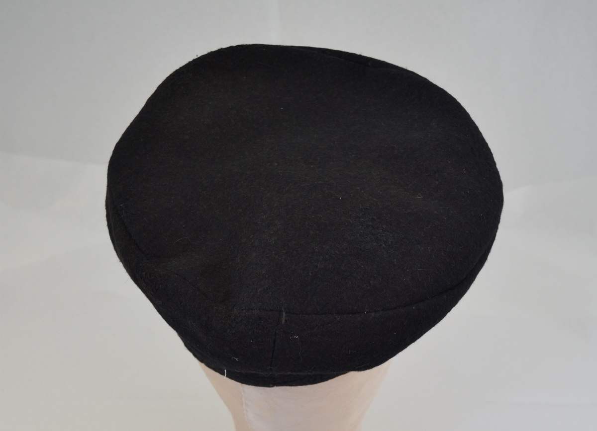 3 smykkesteiner i messingfarget innfatning.