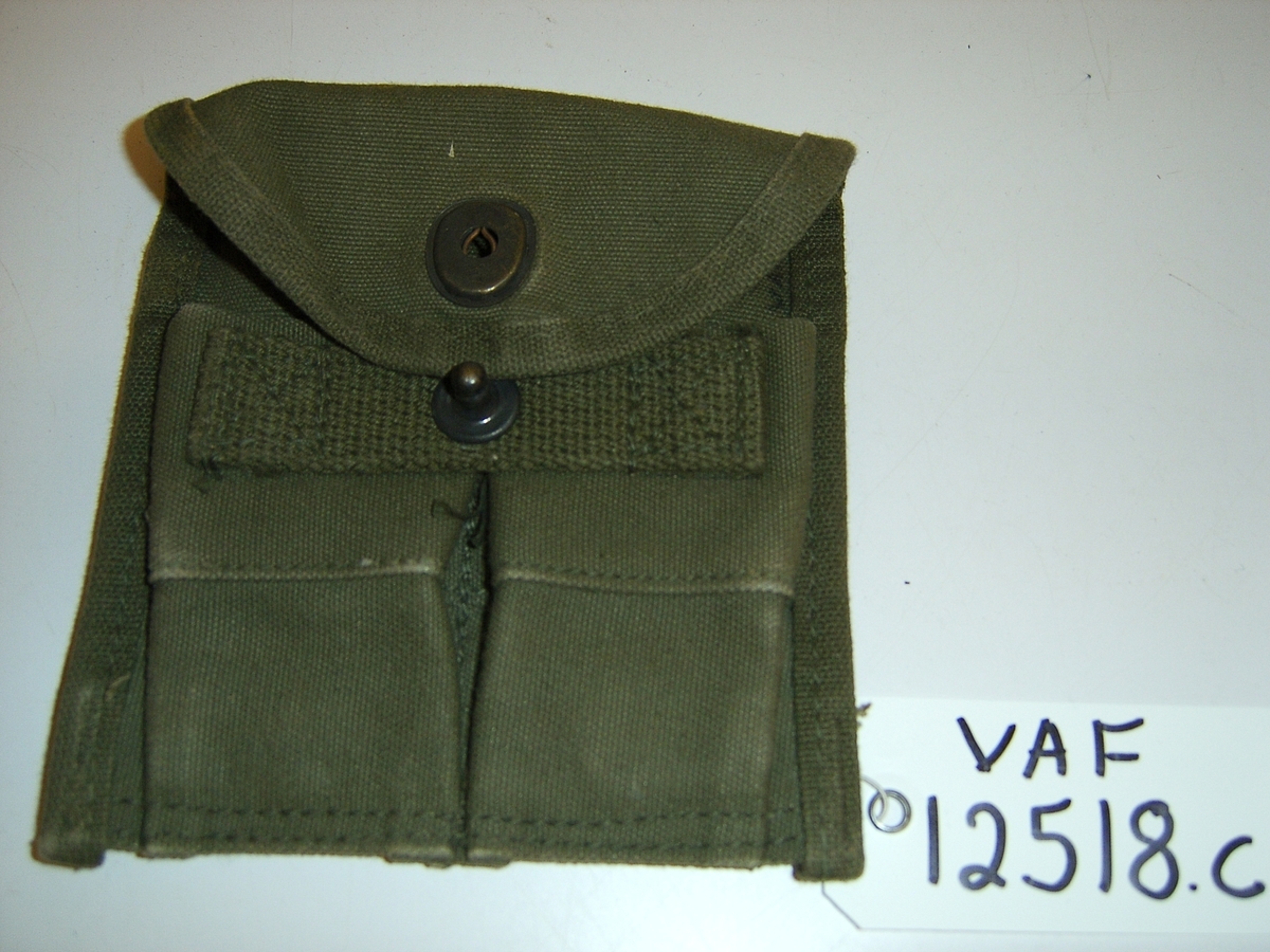 Uniform i tre deler: jakke, lue og patronveske. Innsvinget jakke med fire lommer,enkelt spent,nedbrettet krage. Bøtteformet lue med distinksjoner. Svart lærbrem og svart lærrem som går over bremmen. Kvadratisk patronveske i grønt lerretsstoff, med stor svar trykknapp foran.