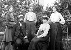 Gruppe i hage i Rømskog, ukjent hvor, ca. 1905-10 (?)

For