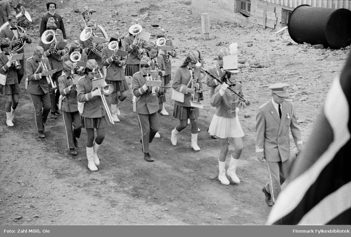 Fotografier fra Vadsø, juli 1969. Dette er fra skolekorpsstevnet. Serie bilder av skolemusikkorps som paraderer i gatene.  Sangen og Musikkens dag i Vadsø 17.5.1968.