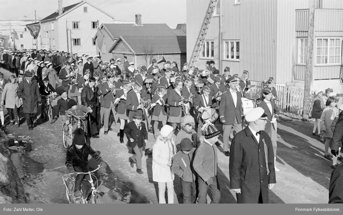 Vadsø 17.5.1969. Fotoserie av Vadsø-fotografen Ole Zahl-Mölö. Sangen og Musikkens dag i Vadsø. Musikkorpset og sangforeningen paraderer i gatene.