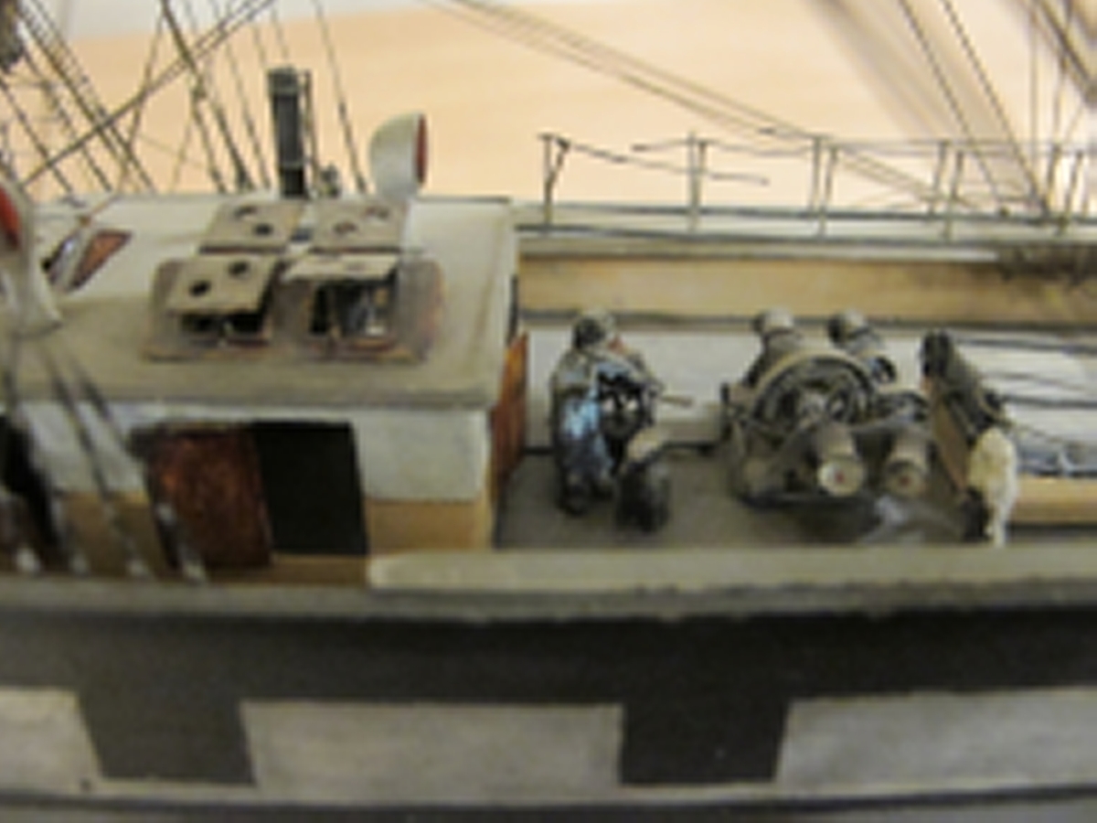 Fartygsmodell av OCEANA. Fullt utrustad och bemålad. På platta med målad sjö.