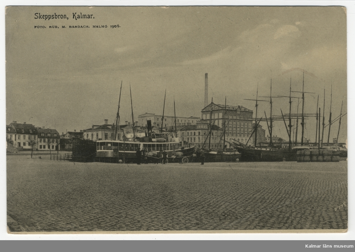 Skeppsbron i Kalmar med kvarnbyggnaderna samt ångbåt och segelskutor i hamnen.