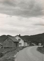 Stabbur som tilhører Øygarden, Vatne. I bakgrunnen en annen 